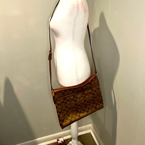 Coach Handbags - EUC coach crossbody